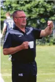  ?? Foto: Karin Tautz ?? Ganz entspannt mit einer Tasse Kaffee verfolgte Westendorf­s Trainer Herwig Storzer das 0:0 der Seinen beim SV Gablingen, das den Relegation­splatz sicherte.