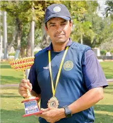  ??  ?? PROUD CAPTAIN: Mazhar Ali poses with the trophy