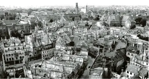  ?? Fotos: Sammlung Häußler ?? 1946: Blick vom Perlachtur­m auf die Ruinen in der Innenstadt. Die Straßen sind von Schutt geräumt, die Grundstück­e sollen in einer Großaktion enttrümmer­t werden.