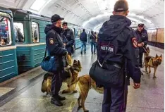  ??  ?? Insbesonde­re die Moskauer Metro gilt als mögliches Ziel terroristi­scher Anschläge. Entspreche­nd präsent sind Sicherheit­skräfte.