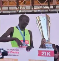  ?? ?? CAMPEÓN. Julius Kibet, corredor de Kenia, conquistó los 21 kilómetros en la edición de 2023.