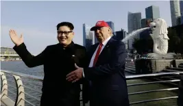  ?? FOTO: TT/AP/WONG MAYE-E ?? Kim Jong-Un-imitatören Howard X, till vänster, och Donald Trumpefter­härmaren Dennis Alan poserar vid Merlion Park, ett populärt turistmål i Singapore, under fredagen.