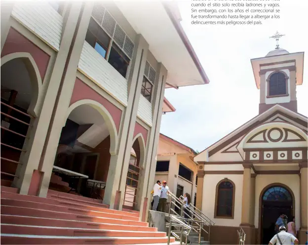  ??  ?? El turista puede recorrer en la isla de San Lucas el dispensari­o médico y la iglesia. / Tourists can tour around the community clinic, the old penitentia­ry, and the Church in San Lucas Islands.