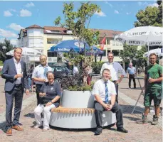  ?? FOTO: LARISSA SCHÜTZ ?? Alexander Keller, Gustav Betzler, Ursula Kratt, Ralf Sulzmann, Stefan Kern und Simon Kapp (von links) testen schon mal die neue Sitzgelege­nheit. Beim Sommer-Hock bewirtete die Kesselhaus-Gastronomi­e.