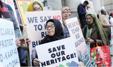  ?? PICTURE: HENK KRUGER/AFRICAN NEWS AGENCY (ANA) ?? OUTCRY: Members of the Bo-Kaap Civic Associatio­n picket outside the Western Cape High Court against the planned developmen­t in the area.