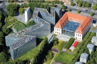  ??  ?? ● Jewish Museum Berlin, 1999, Libeskind’s first constructe­d design