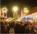  ?? ?? Der Aichacher Christkind­lmarkt findet rund um das historisch­e Rathaus zwischen den beiden Stadttoren statt.