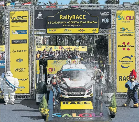  ?? FOTO: JORDI RIEROLA ?? Nil Solans y su copiloto Miki Ibáñez celebran la consecució­n del Mundial Junior y la victoria en el RallyRACC en dicha categoría