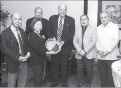  ??  ?? John Negroponte (center) presents the Carlos P. Romulo Award to Tessie Sy-Coson with (from left) your columnist, Hank Hendrickso­n (behind), Manuel V. Pangilinan and Amb. Babe Romualdez looking on.