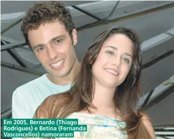  ??  ?? Em 2005, Bernardo (Thiago Rodrigues) e Betina (Fernanda Vasconcell­os) namoraram