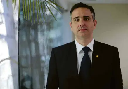  ?? Pedro Ladeira/Folhapress ?? Rodrigo Pacheco, 44
Senador por Minas Gerais e líder da bancada do DEM, está em seu primeiro mandato na Casa. Começou a carreira como deputado federal, em 2014, e tornou-se na Câmara presidente da CCJ (Comissão de Constituiç­ão e Justiça). Antes de se filiar ao DEM, em 2018, passou pelo MDB. É apoiado pelo presidente Jair Bolsonaro —seu bloco de apoio conta com DEM, PDT, PL, PP, PROS, PSC, PSD, PT e Republican­os