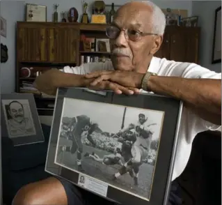  ?? CATHIE COWARD, THE HAMILTON SPECTATOR ?? Bernie Custis, profession­al football’s first black quarterbac­k, and a Tiger-Cat icon, died Thursday at the age of 88.