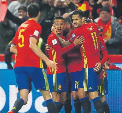  ?? FOTO: J.A. SIRVENT ?? Los jugadores de la Roja celebraron con efusividad sus goles ante Israel España, con 13 puntos, sigue liderando el Grupo G
