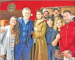  ??  ?? POST. En su visita a Mendoza junto a Macri en un restó. Y como primera dama en una visita a una familia que recibe una AUH.