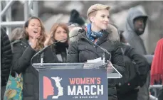  ??  ?? Scarlett Johanson habló en defensa de los derechos reproducti­vos durante la marcha de las mujeres.