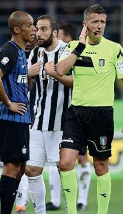  ??  ?? Nel mirino L’arbitro di Serie A, Daniele Orsato, durante la sfida tra Juventus e Inter. Cresciuto a Recoaro, il 43enne ha esordito nella massima serie il 7 dicembre 2006 nella partita tra Siena e Atalanta