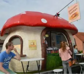  ?? FOTO KRISTIN MATTHYSSEN ?? Vanop afstand lijkt de foodtruck van Guido op een paddenstoe­l uit de Efteling.