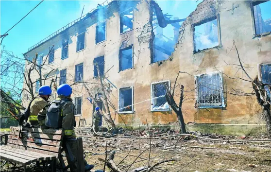 ?? EFE ?? Bomberos apagan el fuego provocado por el impacto de un misil en Donetsk