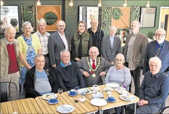  ?? Ref: 41-1221 (52141621) ?? Members enjoy their reunion at Kennet School with Thatcham mayor John Boyd and headteache­r Gemma Piper