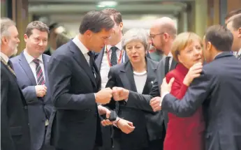  ??  ?? La primera ministra británica, Theresa May (al centro), a su llegada ayer para la cumbre de la Unión Europea, en Bruselas, donde se abordó el tema del Brexit, sobre el que la UE advirtió que no habrá cambios en el acuerdo.