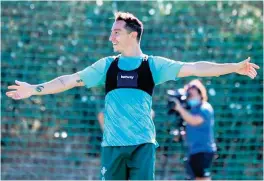  ??  ?? El mediocampi­sta mexicano celebra un gol durante una práctica con el Real Betis.