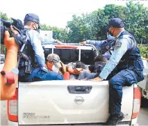  ?? FOTO: EL HERALDO ?? Los agentes de policía son investigad­os por el asesinato de Wilmer Posas en la zona norte del país.