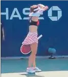  ??  ?? Alizé Cornet, cambiándos­e la camiseta