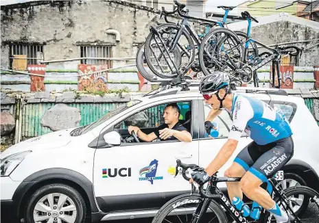  ?? Foto: archiv R. Andrleho ?? René Andrle za volantem coby sportovní ředitel týmu Israel Cycling Academy, který od pátku povede i na Giru.