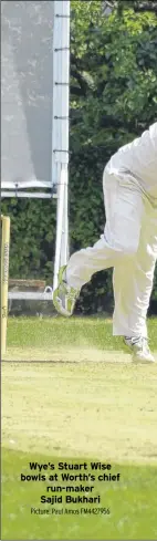  ?? Picture: Paul Amos FM4427956 ?? Wye’s Stuart Wise bowls at Worth’s chief run-maker Sajid Bukhari