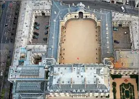  ??  ?? Le palais de l’Elysée a été photograph­ié du ciel pour la première fois.