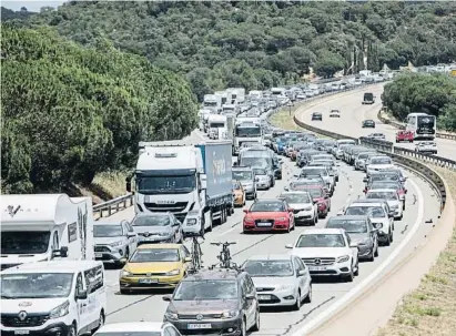  ?? P
r
 Duran / NORD MED A ?? Cues a l’AP–7 a Maçanet de la Selva durant la tornada del pont de Sant Joan