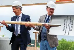  ?? FOTO: SASCHA FROMM ?? Symbolisch­er Spatenstic­h in Oberhof: Ministerpr­äsident Bodo Ramelow (rechts) und Sportminis­ter Helmut Holter (beide Die Linke)