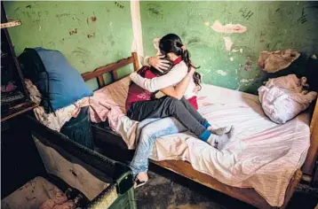  ?? MERIDITH KOHUT/THE NEW YORK TIMES 2020 ?? A mother with her 13-year-old daughter at their home in Merida, Venezuela. The girl had an abortion that has helped spur debate about further legalizing the procedure in the South American country.