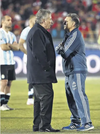  ?? F. marelli / e. especial ?? Gerardo Martino habla con Luis Segura, con la frustració­n a cuestas