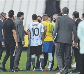 ?? FOTO: GYI ?? Neymar y Messi Dialogan con los agentes sanitarios tras detener el Brasil-argentina
