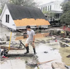  ??  ?? Ob Mangkhut im Norden der Philippine­n (li.) oder Florence an der Südostküst­e der USA: Stürme und Regen verwüsten Landstrich­e.