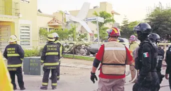  ??  ?? Equipos de Protección Civil fueron los primeros en llegar al lugar donde se desplomó la avioneta; brindaron ayuda a una mujer mayor y dos niñas menores de edad que resultaron lesionadas.