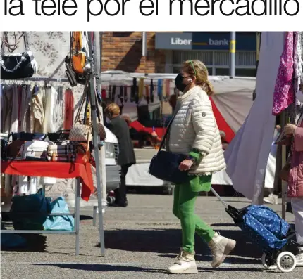  ??  ?? Carmen es asidua al popular mercado al aire libre de Majadahond­a, que funciona los martes y los sábados.