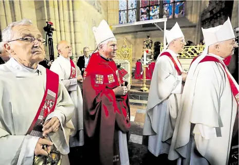  ?? Foto: Dan Materna, MAFRA ?? Návrat arcibiskup­a Ostatky Josefa Berana byly včera uloženy v katedrále svatého Víta. Bohoslužbu vedl Václav Malý (uprostřed).