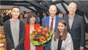  ?? FOTO: DANIEL HÄFELE ?? Landrat Heiko Schmid (rechts) ist einer der ersten Gratulante­n bei der Bürgermeis­terwahl in Erolzheim gewesen. Jochen Ackermann (Dritter von rechts) dankte seiner Familie für die Unterstütz­ung: Sohn Marc (von links), Ehefrau Margot und Tochter Hanna.