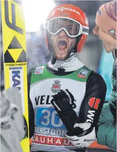  ?? FOTO: AFP ?? Die Urschreie des Zweiten: Markus Eisenbichl­er nach der Entscheidu­ng in Oberstdorf. Karl Geiger (re.) freut sich mit.