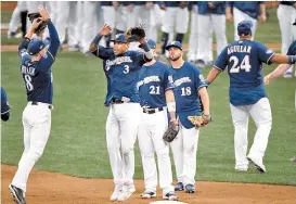  ??  ?? Ya son 12 triunfos al hilo de Milwaukee y está a tres de la Serie Mundial