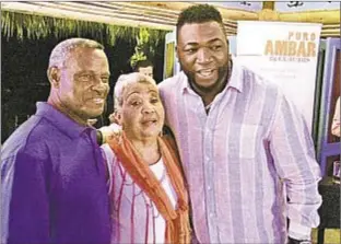  ?? CHRISTIAN RED/DAILY NEWS ?? David Ortiz (r.) spends time with Manny Mota (l.) at Ortiz’s charity golf tournament at the Dominican Cap Cana resort on Thursday.