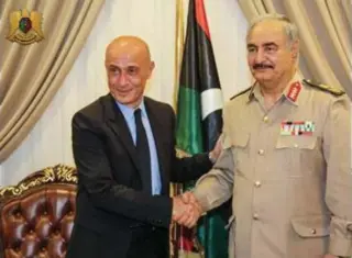  ??  ?? Marco Minitti (links) met Khalifa Haftar, de generaal van het door de VN erkende Libische regeringsl­eger. © rr