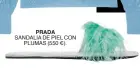  ??  ?? PRADA SANDALIA DE PIEL CON PLUMAS (550 €).