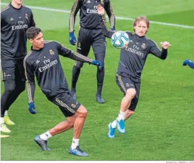  ?? RODRIGO JIMÉNEZ / EFE ?? Varane y Modric durante el entrenamie­nto de ayer del Real Madrid.