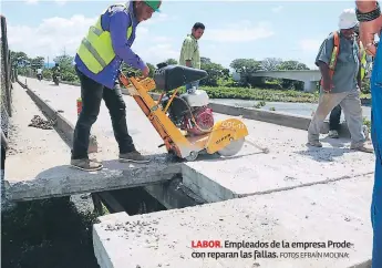  ?? FOTOS EFRAÍN MOLINA. ?? LABOR. Empleados de la empresa Prodecon reparan las fallas.