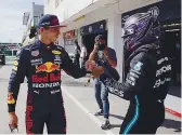  ??  ?? Max Verstappen cumpriment­ou Lewis Hamilton após a qualificaç­ão do GP da Hungria