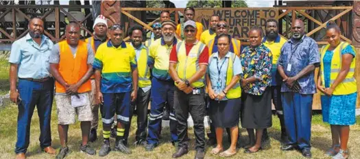  ??  ?? Vanuatu training … Air Niugini instructor Martin Tugano (centre, in red) with participan­ts at the Port Vila dangerous goods training session.