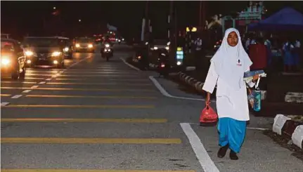  ??  ?? Murid berjalan kaki ke sekolah dalam keadaan gelap boleh mengundang kejadian jenayah.